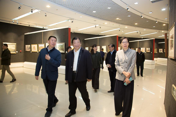 省政协、省委宣传部领导一行到郑州美术馆参观2.png